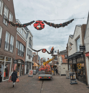 Dorpsstraat maakt zich op voor kerstversiering