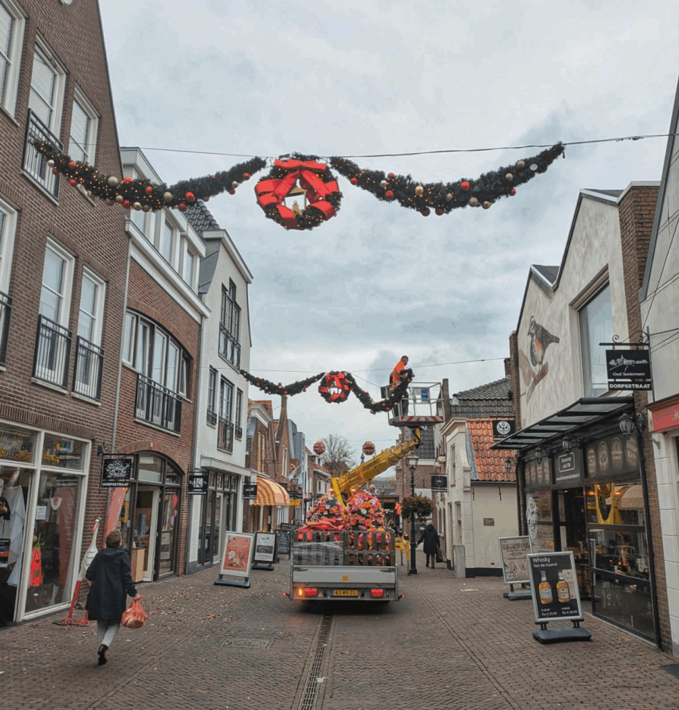 Dorpsstraat maakt zich op voor kerstversiering
