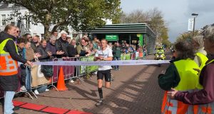 Berkelaar Koen Kuipers en jarige Krista Bruns schrijven halve marathon op hun naam