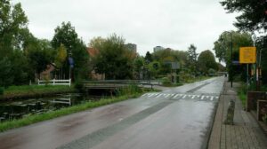 Vrouw valt op grond en raakt tas kwijt tijdens straatroof