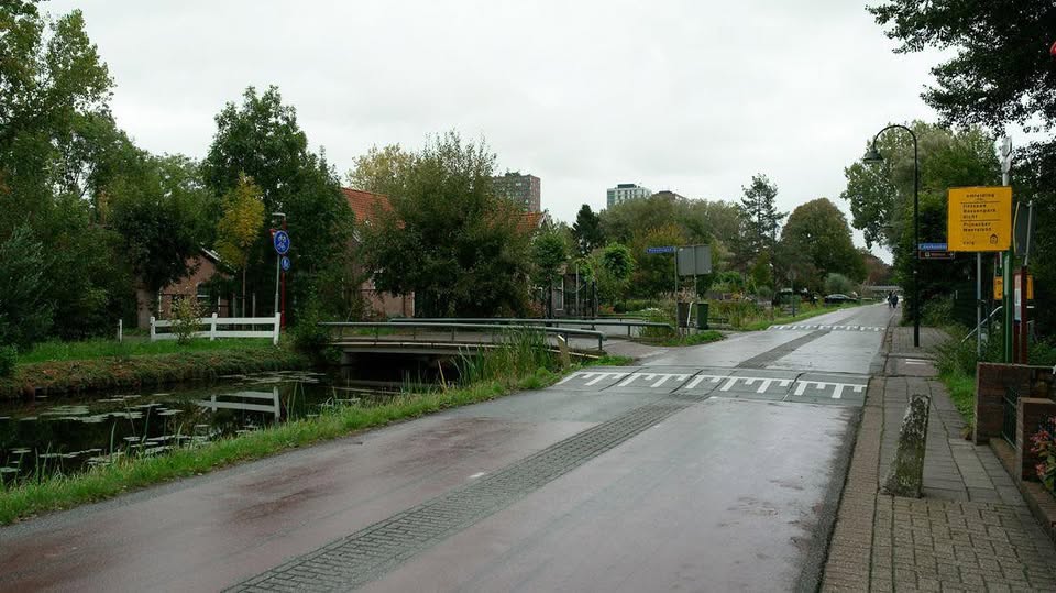 Vrouw valt op grond en raakt tas kwijt tijdens straatroof