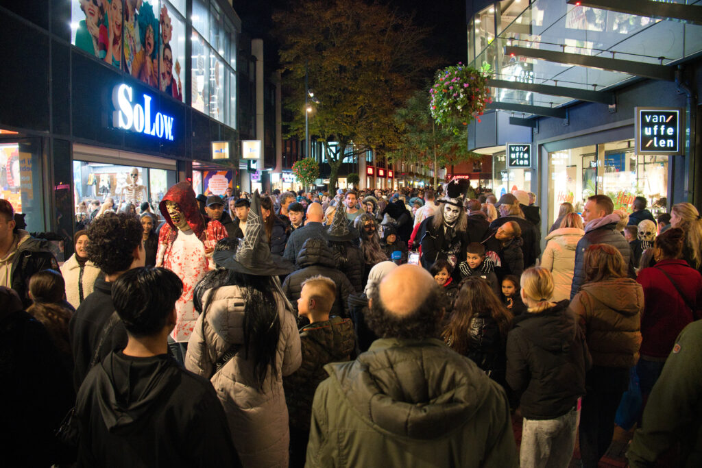 Stadshart verandert in angstaanjagend spektakel tijdens Halloween