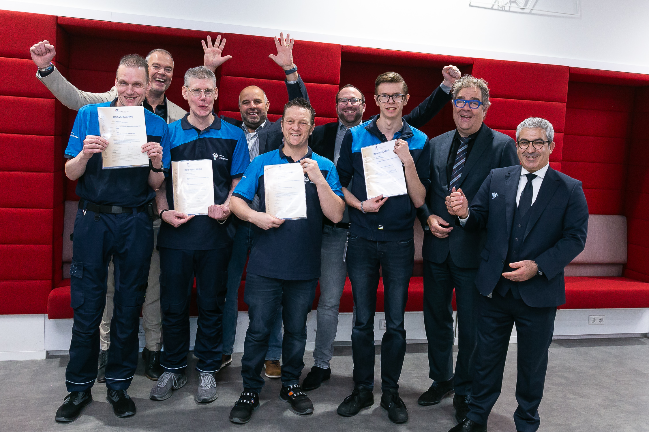 Vier gemeentemedewerkers ontvangen praktijkverklaring voor hun vakmanschap