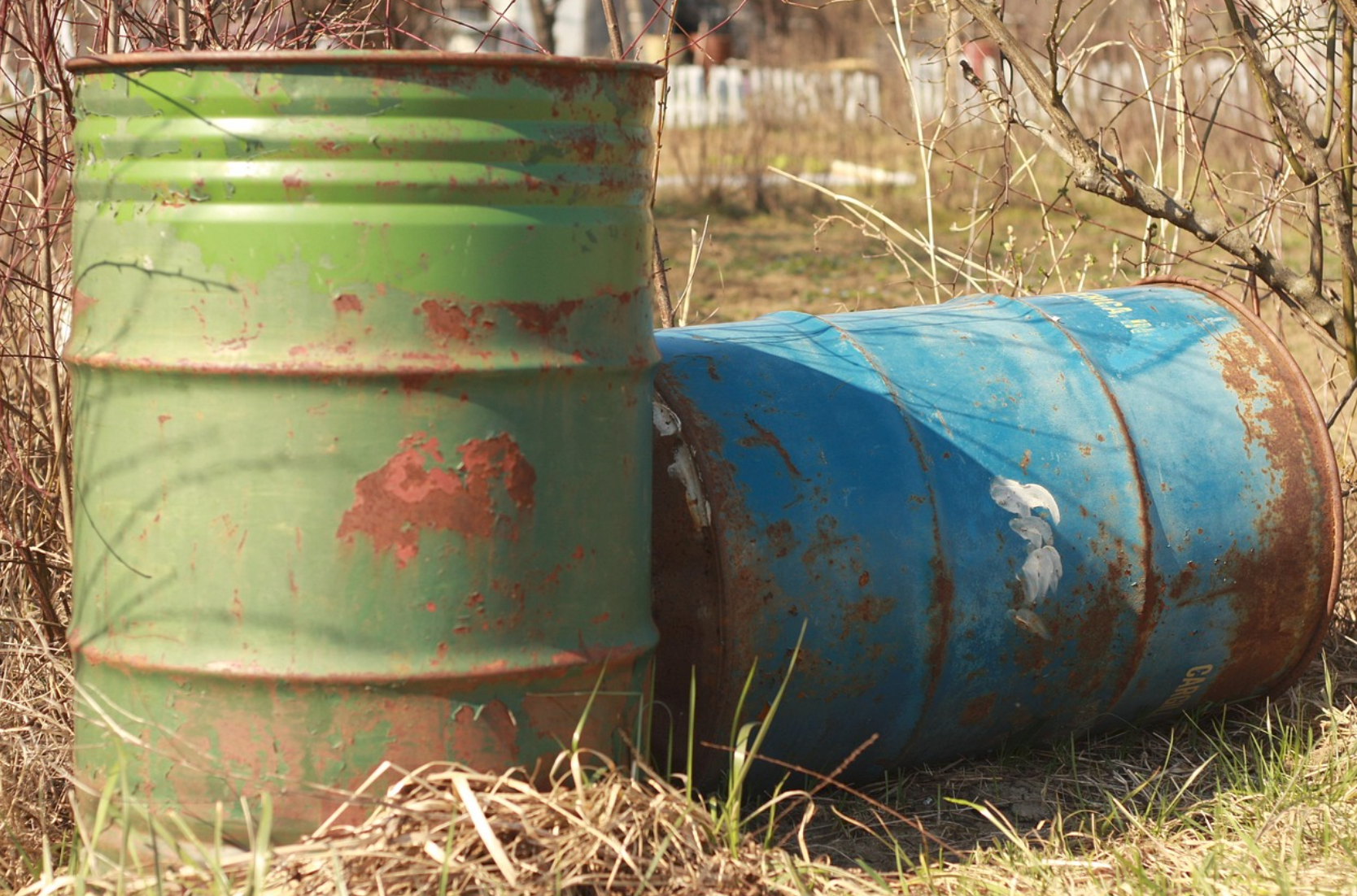 Oliedrums gevonden langs water bij Denemarkenlaan