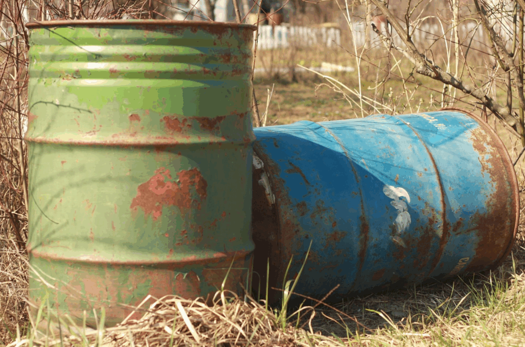 Oliedrums gevonden langs water bij Denemarkenlaan