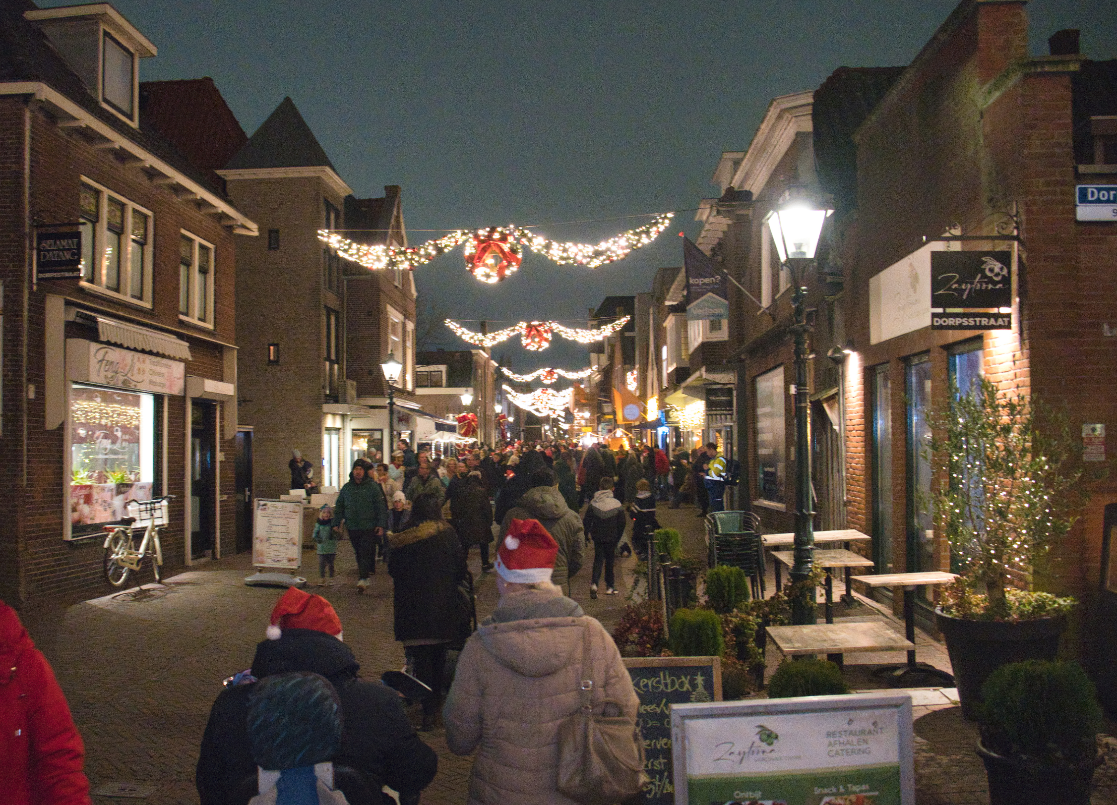 Kaarsjesavond en Lichtjesparade in Dorpsstraat