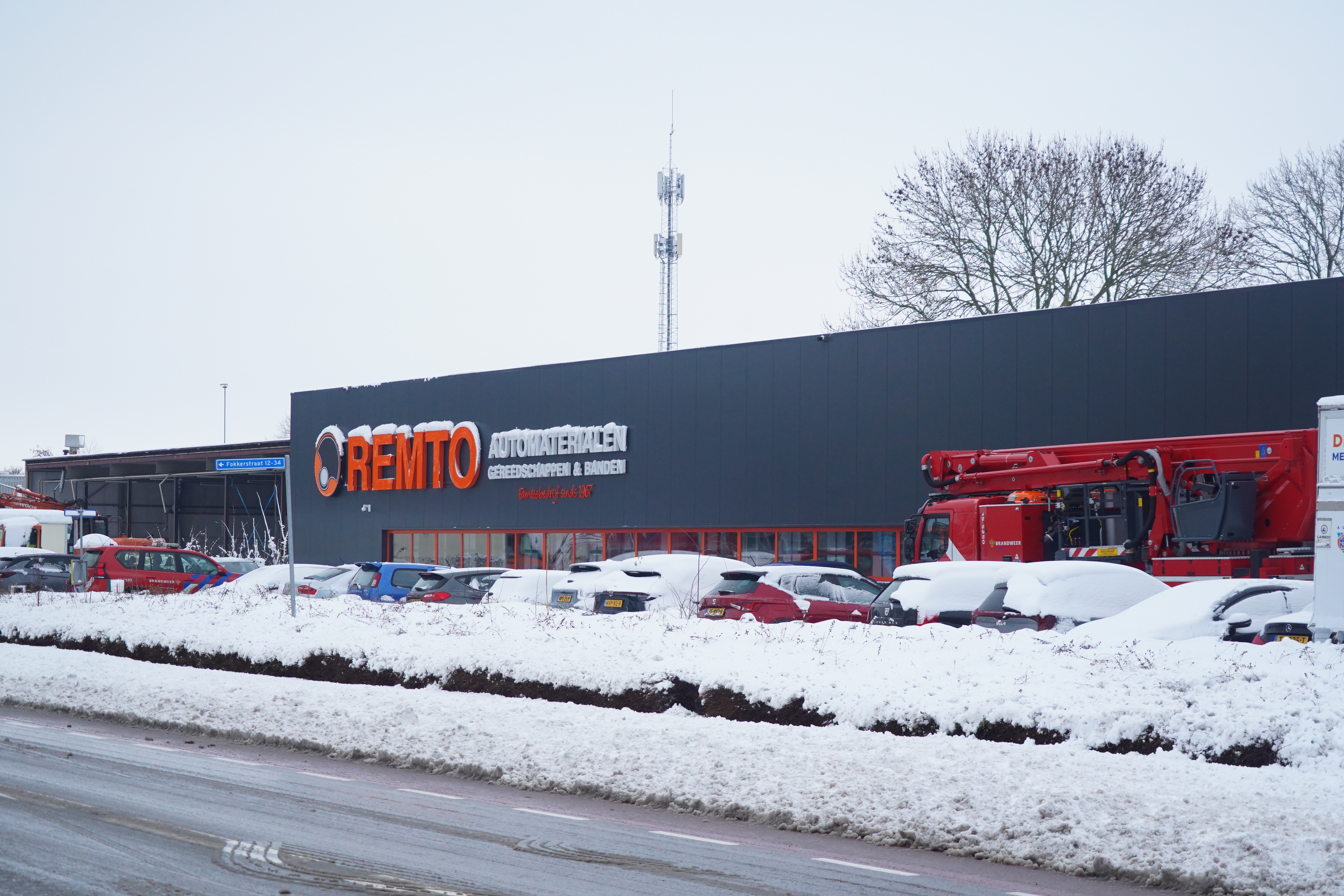 Dak automaterialenzaak REMTO kraakt door sneeuwbelasting