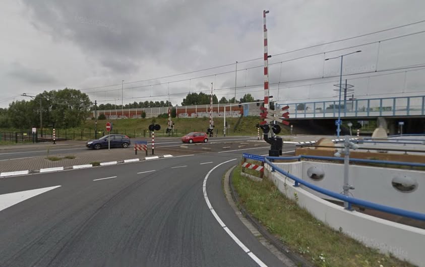 Spoorwegovergang station Zoetermeer-Oost dicht