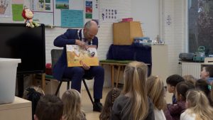 Burgemeester leest voor op basisschool Pius X in Bergschenhoek