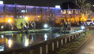 Grote zoekactie na vondst kleding langs waterkant