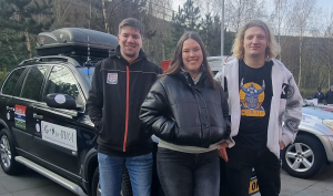 20-jarige Kayleigh rijdt met zelf opgelapte auto 7.000 km naar Gambia