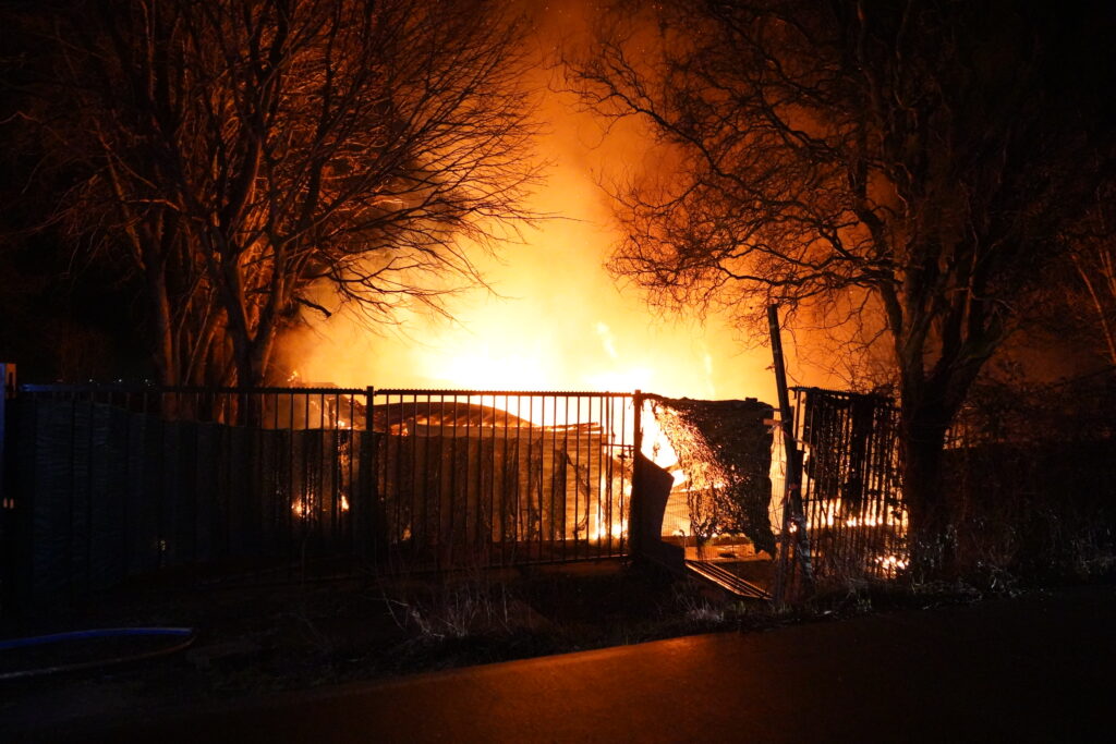 Automobilisten zien vanaf snelweg metershoge vlammen bij manege en bellen brandweer