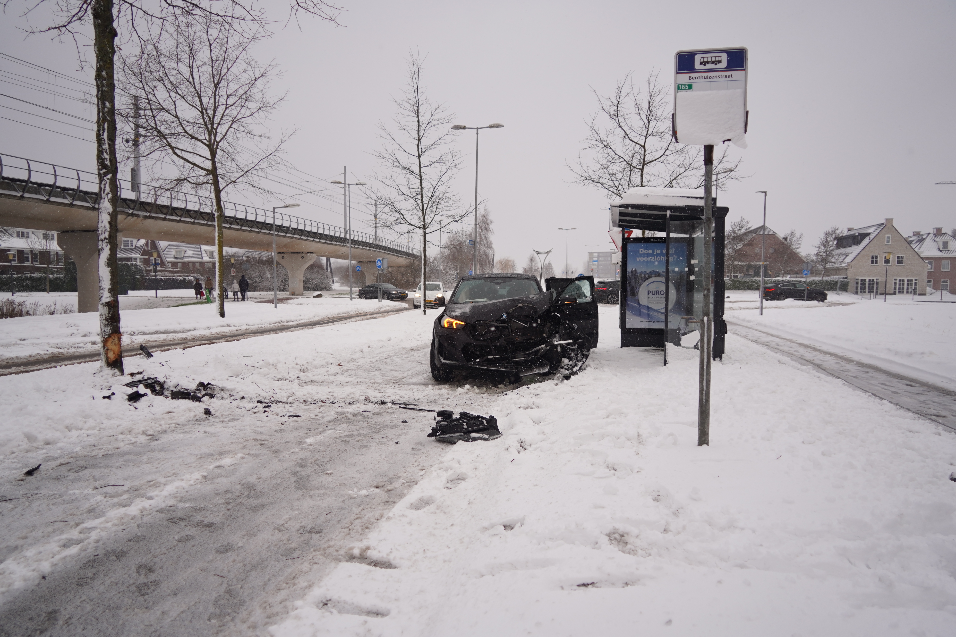 Auto botst tegen boom door winterse gladheid op Benthuizenstraat