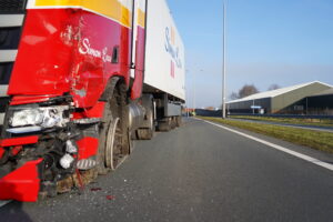 Gewonde bij ongeluk op N470 na klapband vrachtwagen
