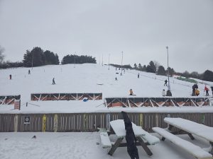 Echte sneeuw op de borstelbaan: “Dat bespaart je weer acht uur rijden!”