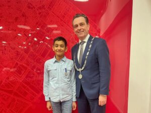 Oud kinderburgemeester Steff Hoevers onderscheiden met Jeugdlintje