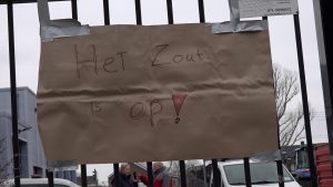 Uitgedeeld strooizout voor inwoners bij de gemeentewerf snel op