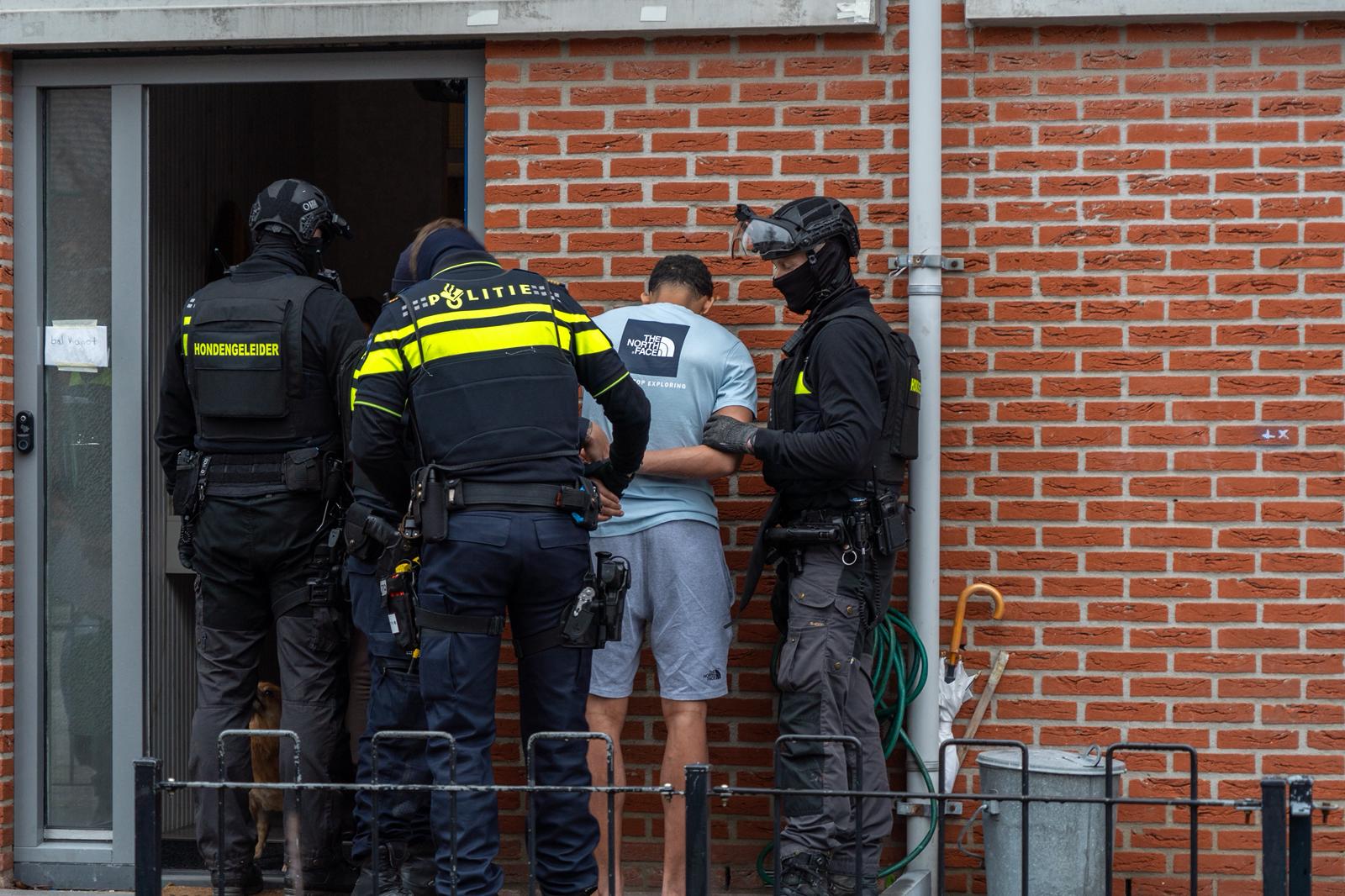 Grootschalige politieactie in Oosterheem: woning doorzocht, man aangehouden