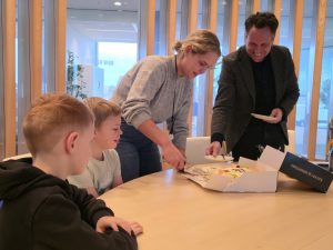 Recordopbrengst bij kerstbomenactie: Quinten en Olivier winnen met 307 bomen