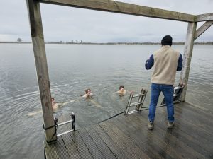 Bikkels trotseren de Rotte: 110 deelnemers bij Nieuwjaarsduik