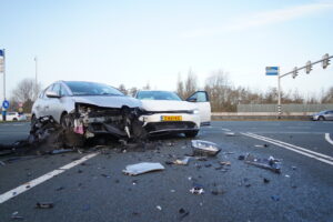 Gewonden en flinke schade na klapper op kruising N471 Berkel en Rodenrijs