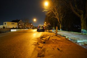 Dronken automobilist rijdt paaltjes uit de grond op Bergweg-Noord in Bergschenhoek