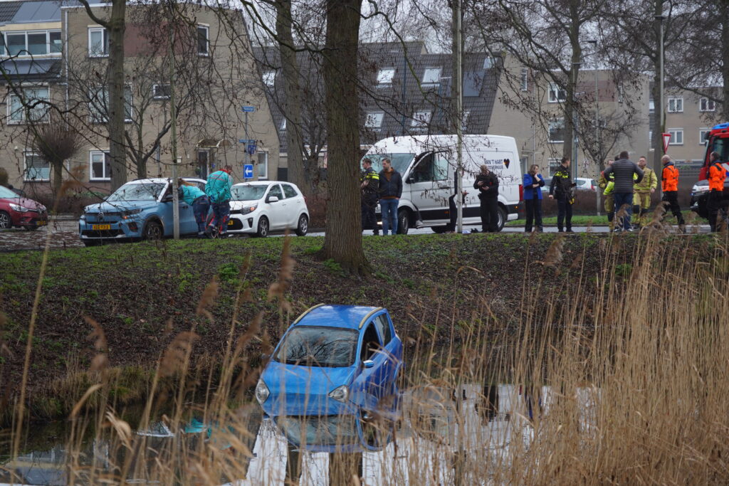 Auto te water na botsing Paletsingel in Zoetermeer