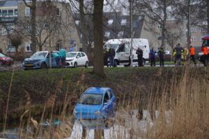 Auto te water na botsing Paletsingel in Zoetermeer