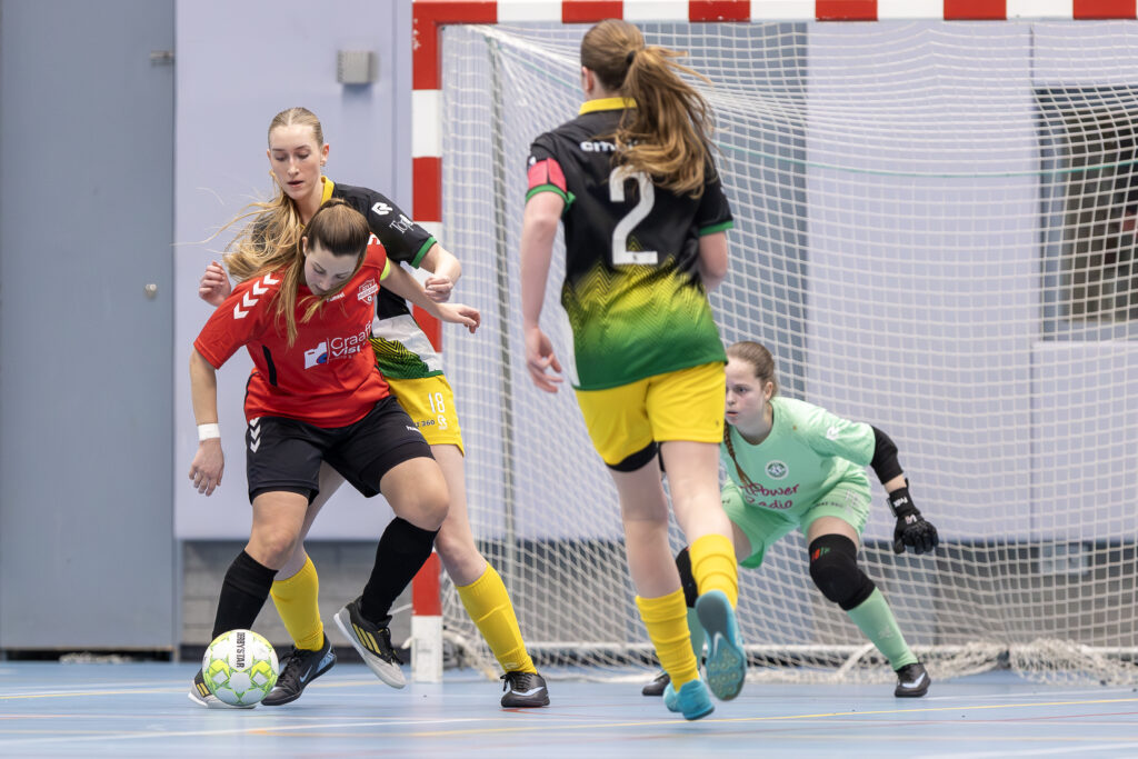 NOC Kralingen wint spannend duel van Mazzel Stars in het zaalvoetbal