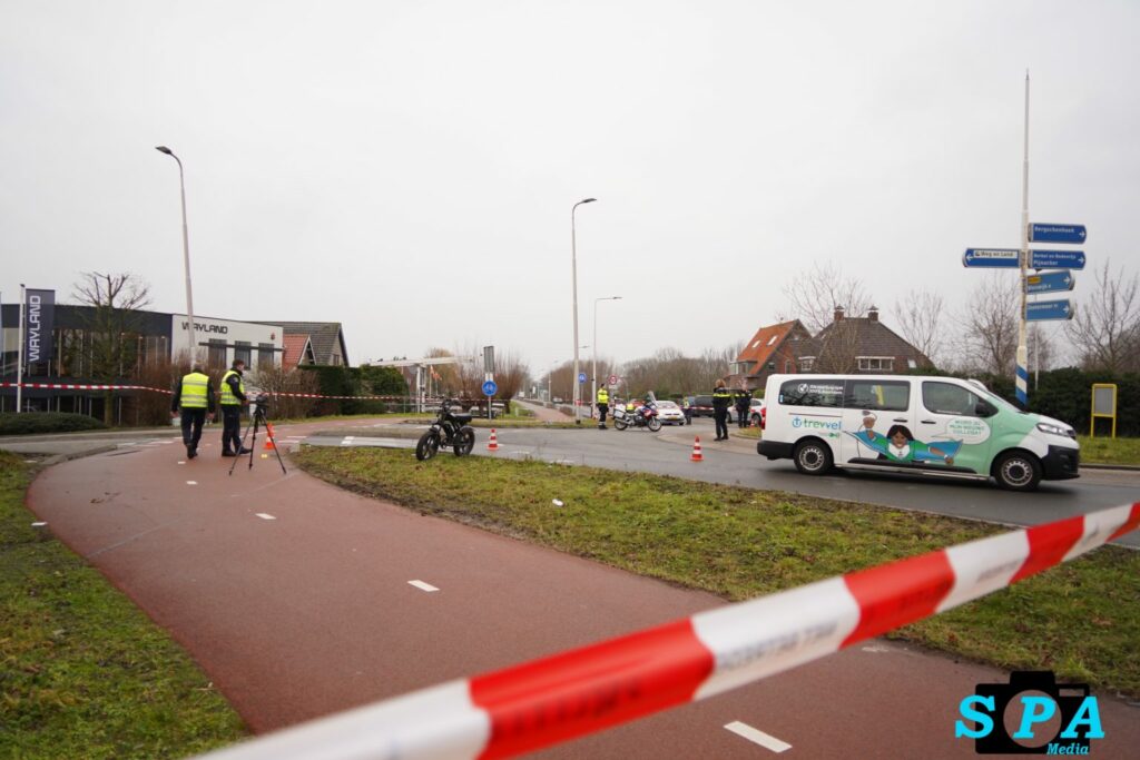 Fietser zwaargewond na aanrijding met taxi op rotonde Bergweg-zuid Bergschenhoek