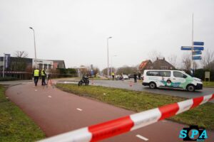Fietser zwaargewond na aanrijding met taxi op rotonde Bergweg-zuid Bergschenhoek
