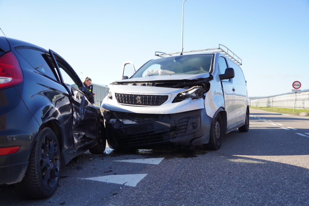 Twee gewonden na botsing op Groendalseweg Bleiswijk