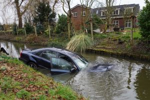 Auto te water na botsing met bestelbus Pastoor Verburghweg Berkel en Rodenrijs