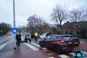 Fietser aangereden door auto op rotonde Planetenweg Berkel en Rodenrijs