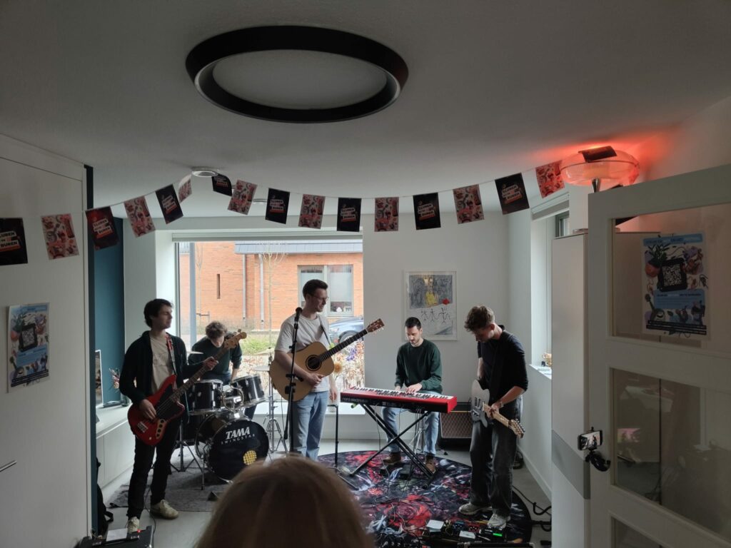 Huiskamers in Zoetermeer vormen decor voor jubileumeditie Gluren bij de Buren