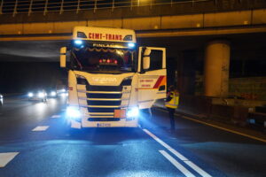Aanzienlijke schade na aanrijding tussen vrachtwagen en auto A20 Rotterdam
