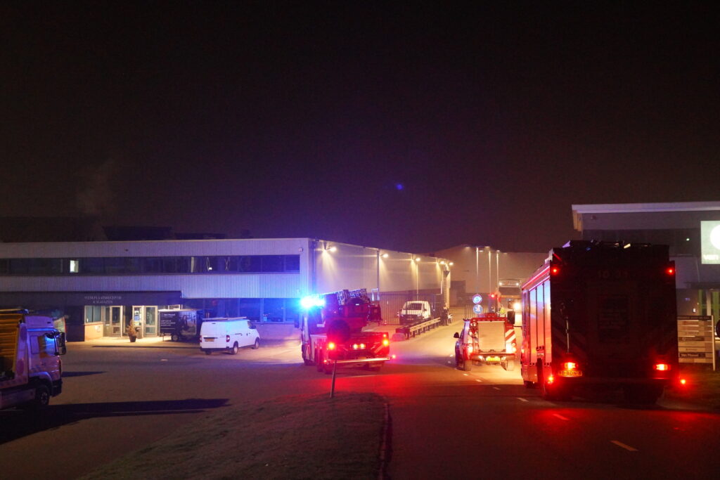 Brandweer doet onderzoek naar rookvorming op dak van bedrijfspand Bergweg-Zuid Bergschenhoek