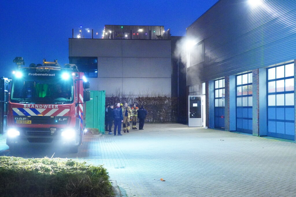 Lichte rookontwikkeling bij brand in bedrijfspand Hatostraat Rotterdam