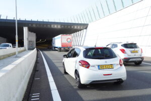 Gewonde na aanrijding A16 richting Den Haag na ongeval voor Rottemerentunnel Rotterdam