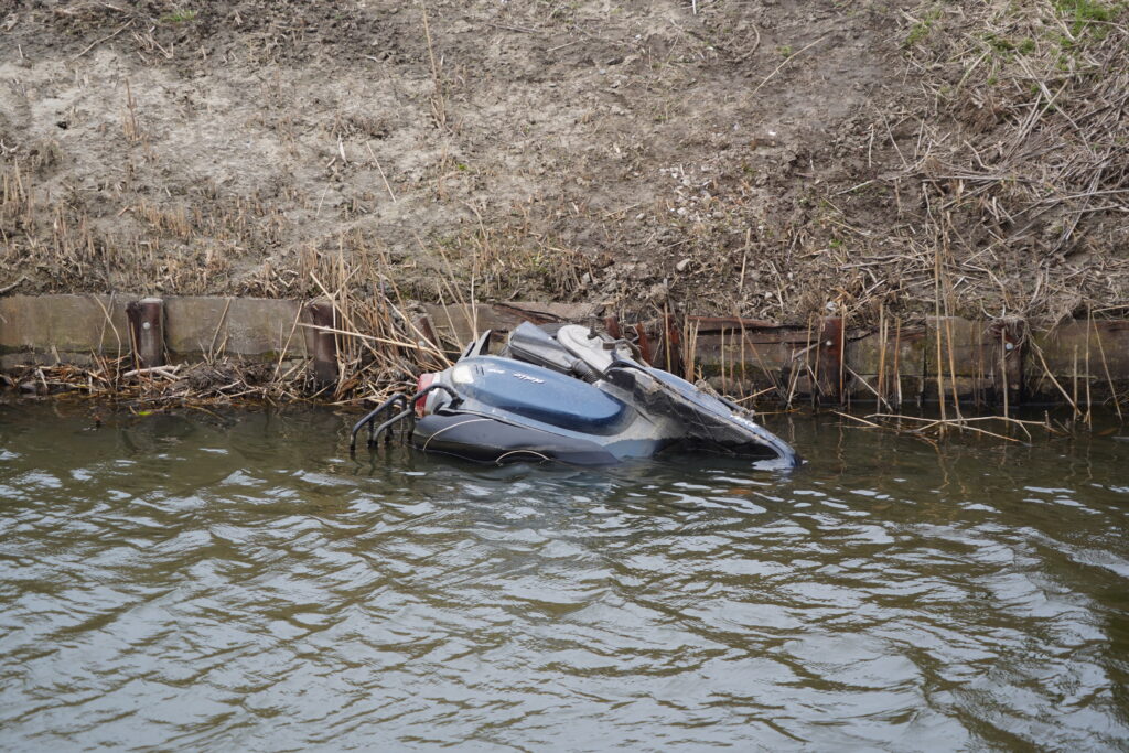 Brommer in water aangetroffen langs fietspad in Bergschenhoek