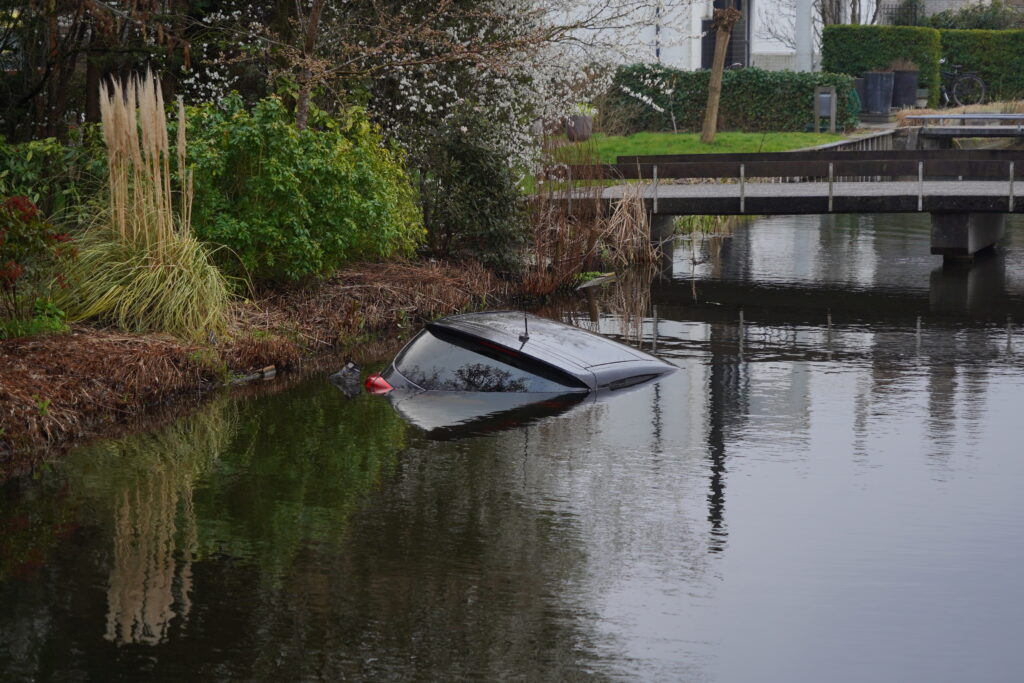 Automobilist belandt in water na botsing Bergweg-Noord in Bergschenhoek