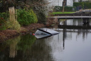 Automobilist belandt in water na botsing Bergweg-Noord in Bergschenhoek