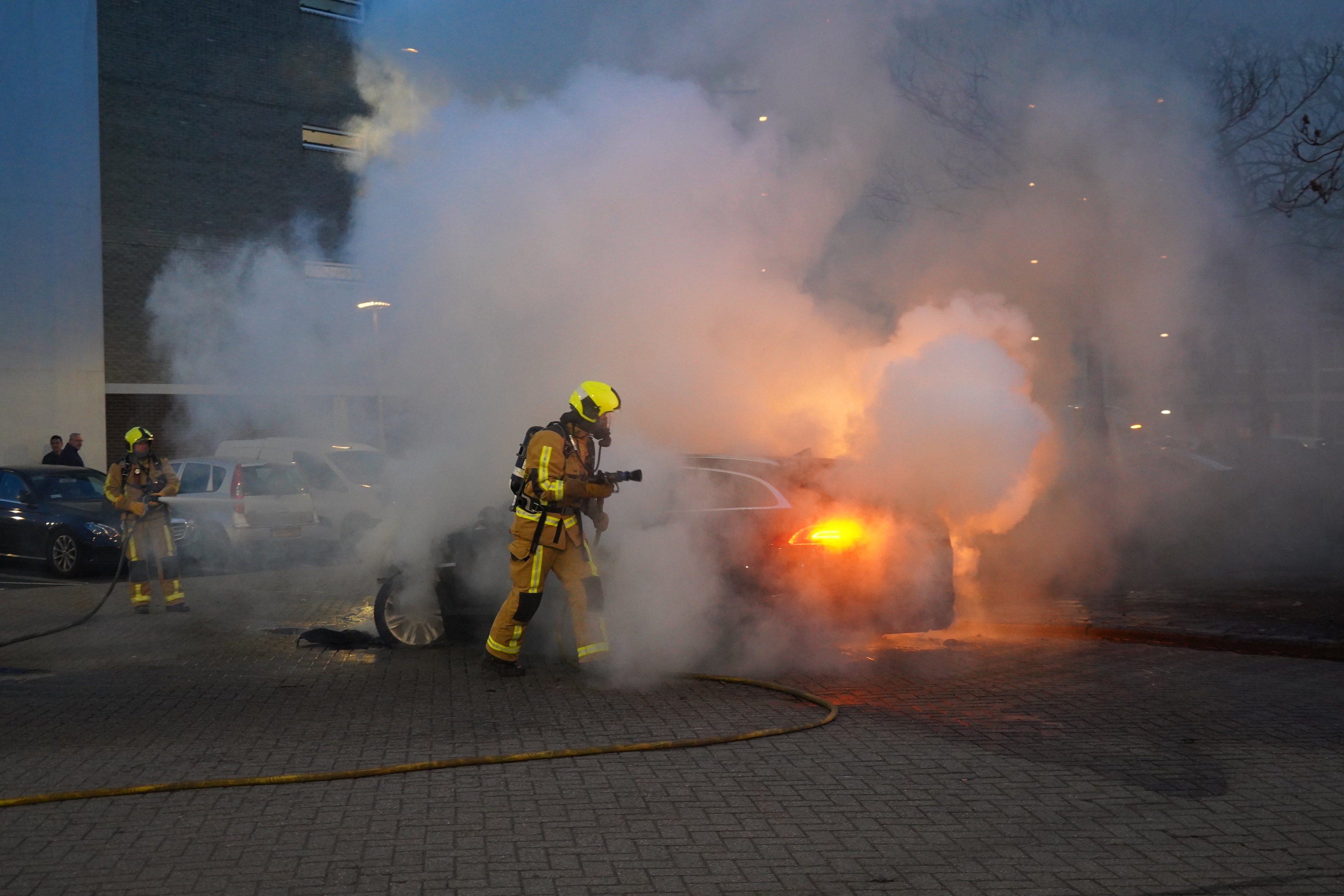 Jaguar vliegt in brand tijdens rijden en brandt volledig uit in Delfgauw