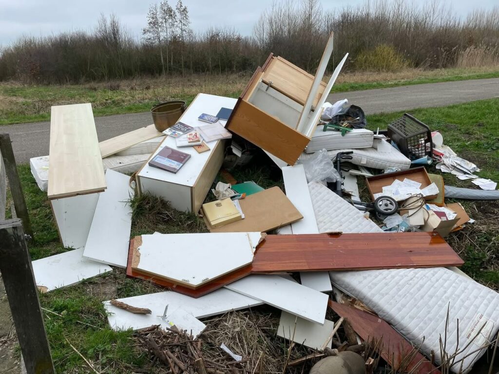Illegale dumping aangetroffen langs fietspad bij Bentwoud