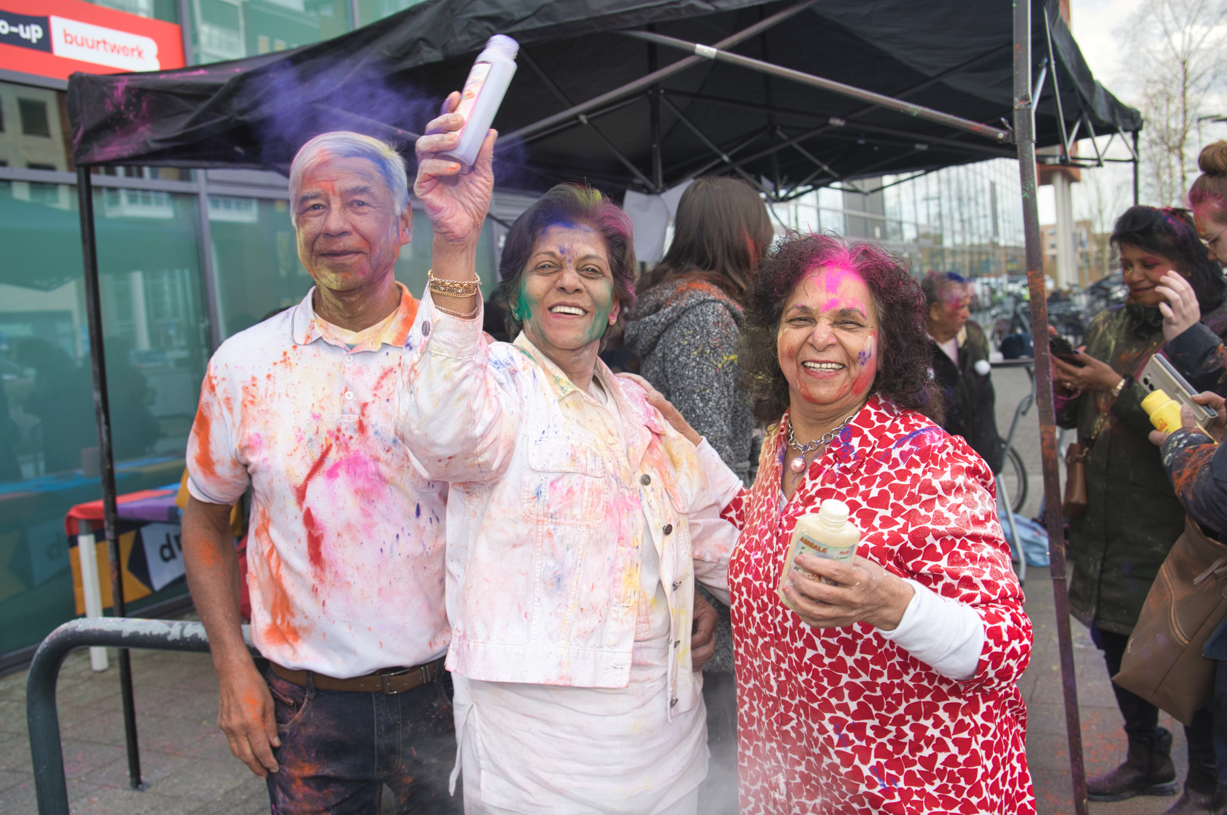 Holi Phagwa: Kleuren van Verbinding in Club Entree