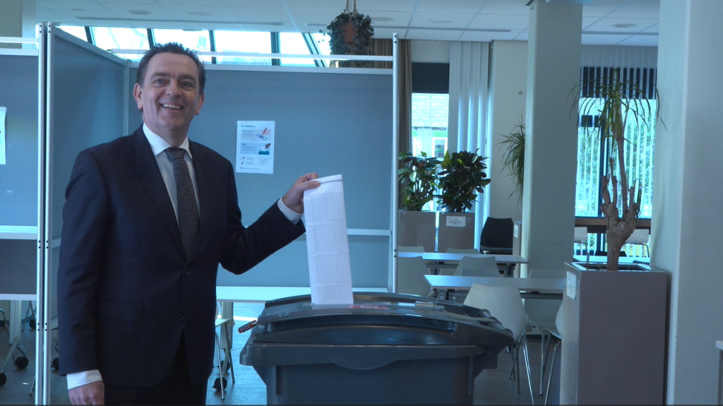 Burgemeester van Zoetermeer, Michel Bezuijen stemt bij mobiel stembureau in HagaZiekenhuis