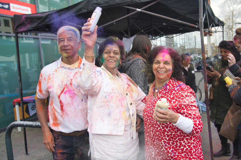 Holi Phagwa: Kleuren van Verbinding in Club Entree