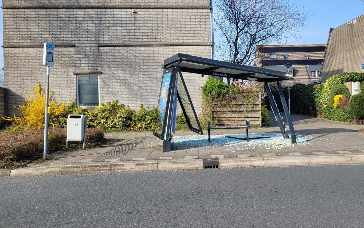 Bushokje vernield bij winkelcentrum Noordhove