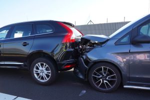 Kop-staart botsing met flinke schade tussen drie voertuigen A16 