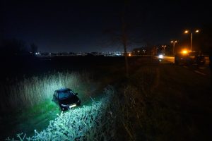 Auto belandt van talud na botsing met vrachtwagen op N209 Bergschenhoek